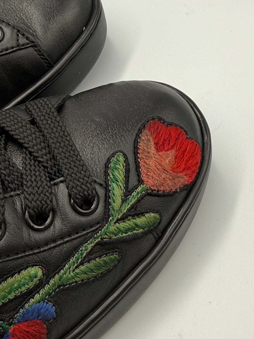 Gucci Black Sneakers Pre-owned with Flower Print