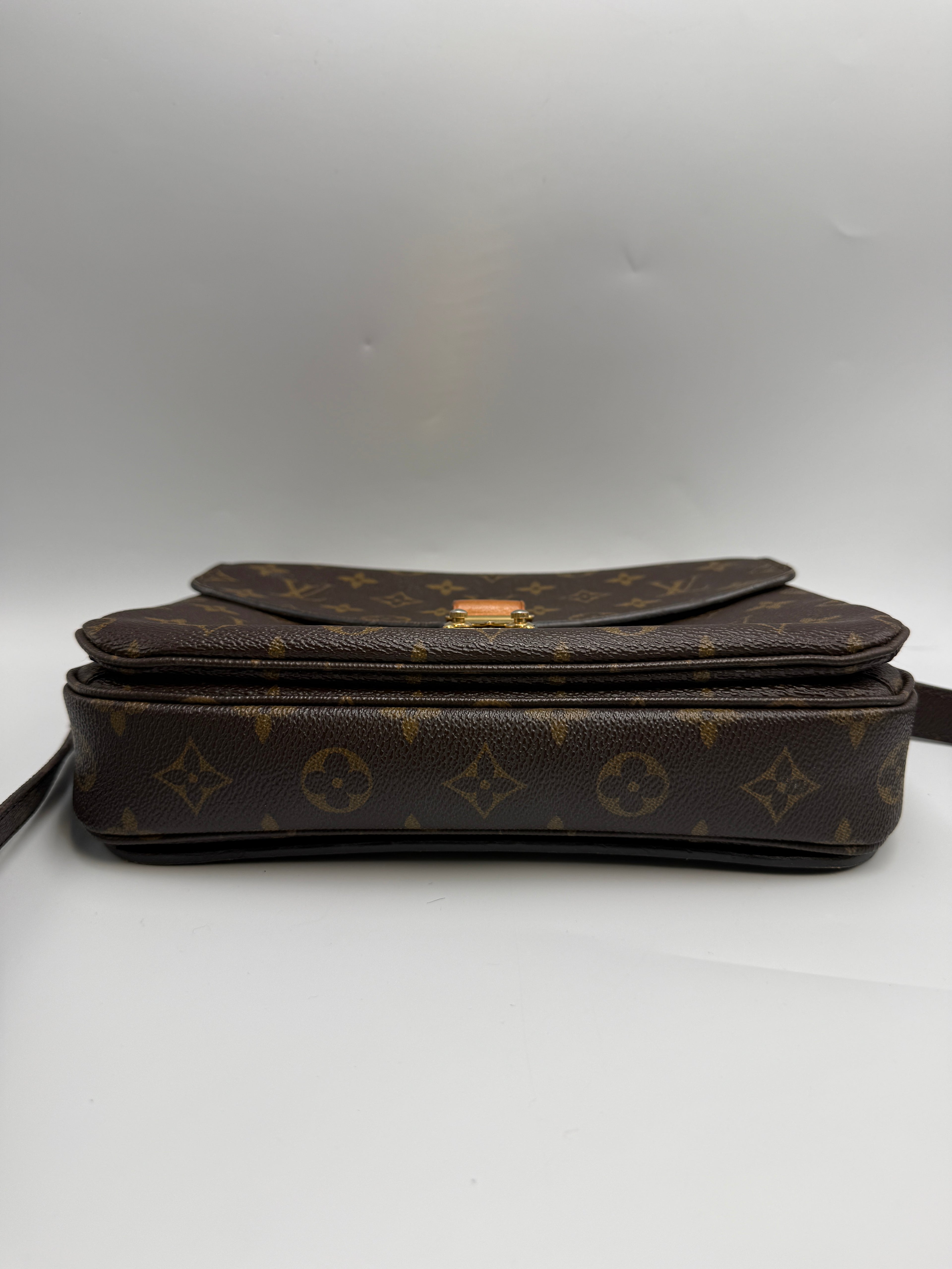 Pre-owned Louis Vuitton Pochette Métis -Monogram Canvas - Luxury Crossbody Bag