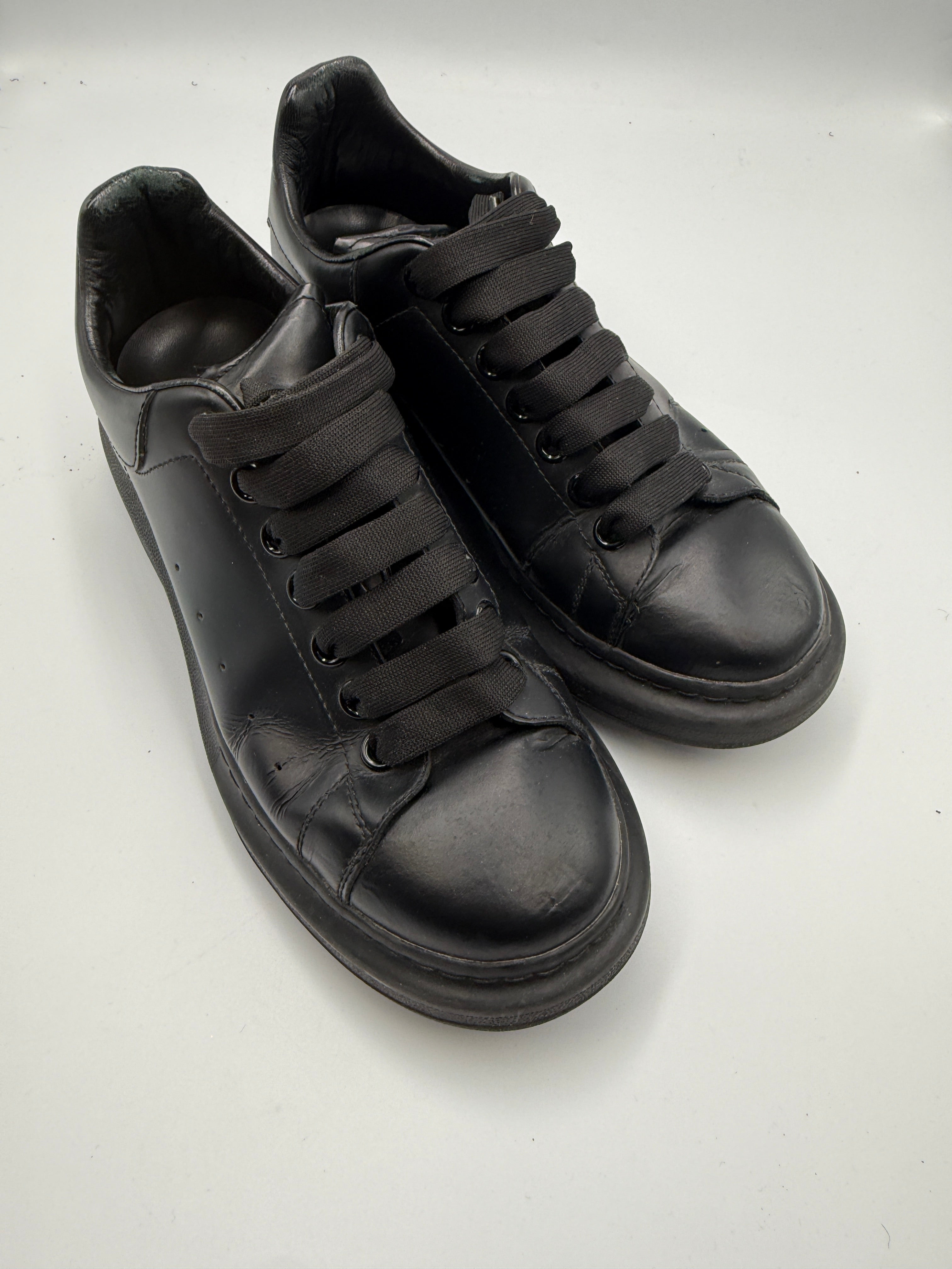 Alexander McQueen Perloved Snakers in Black