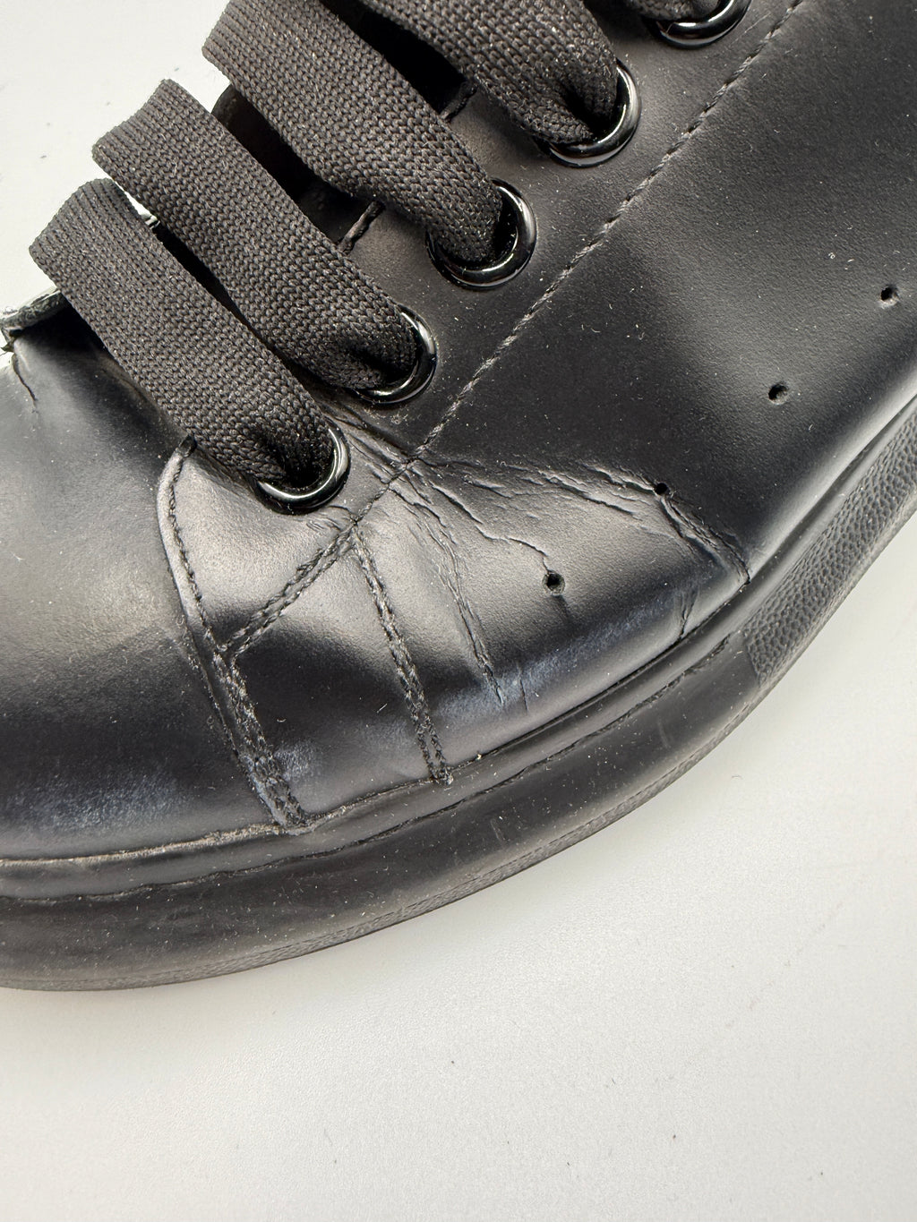 Alexander McQueen Perloved Snakers in Black