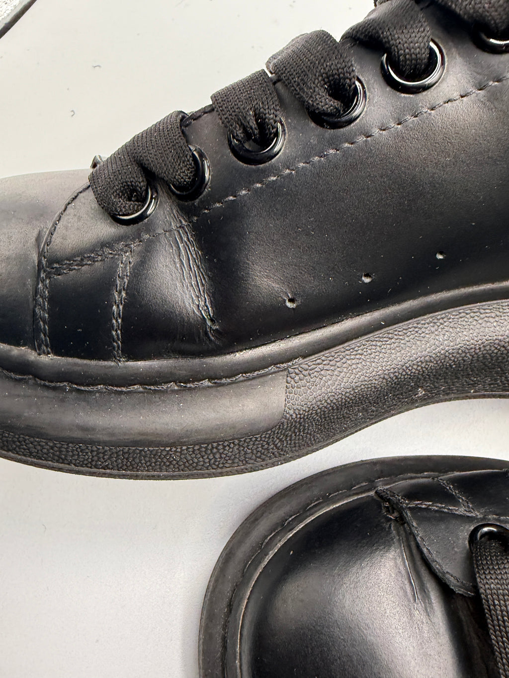 Alexander McQueen Perloved Snakers in Black