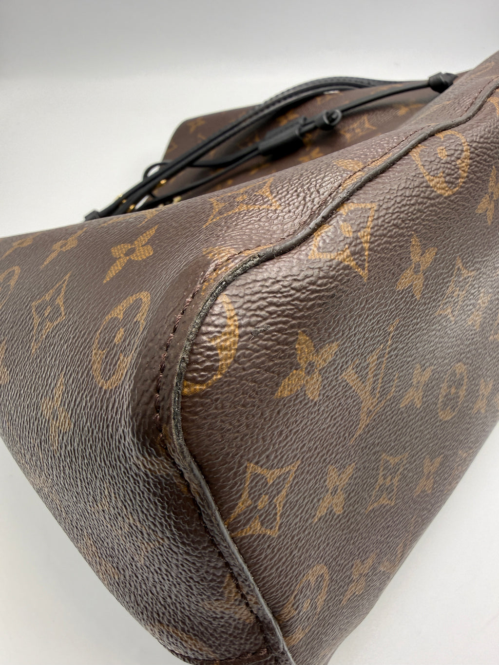 Louis Vuitton NéoNoé MM Monogram Canvas with Coquelicot Black Trim