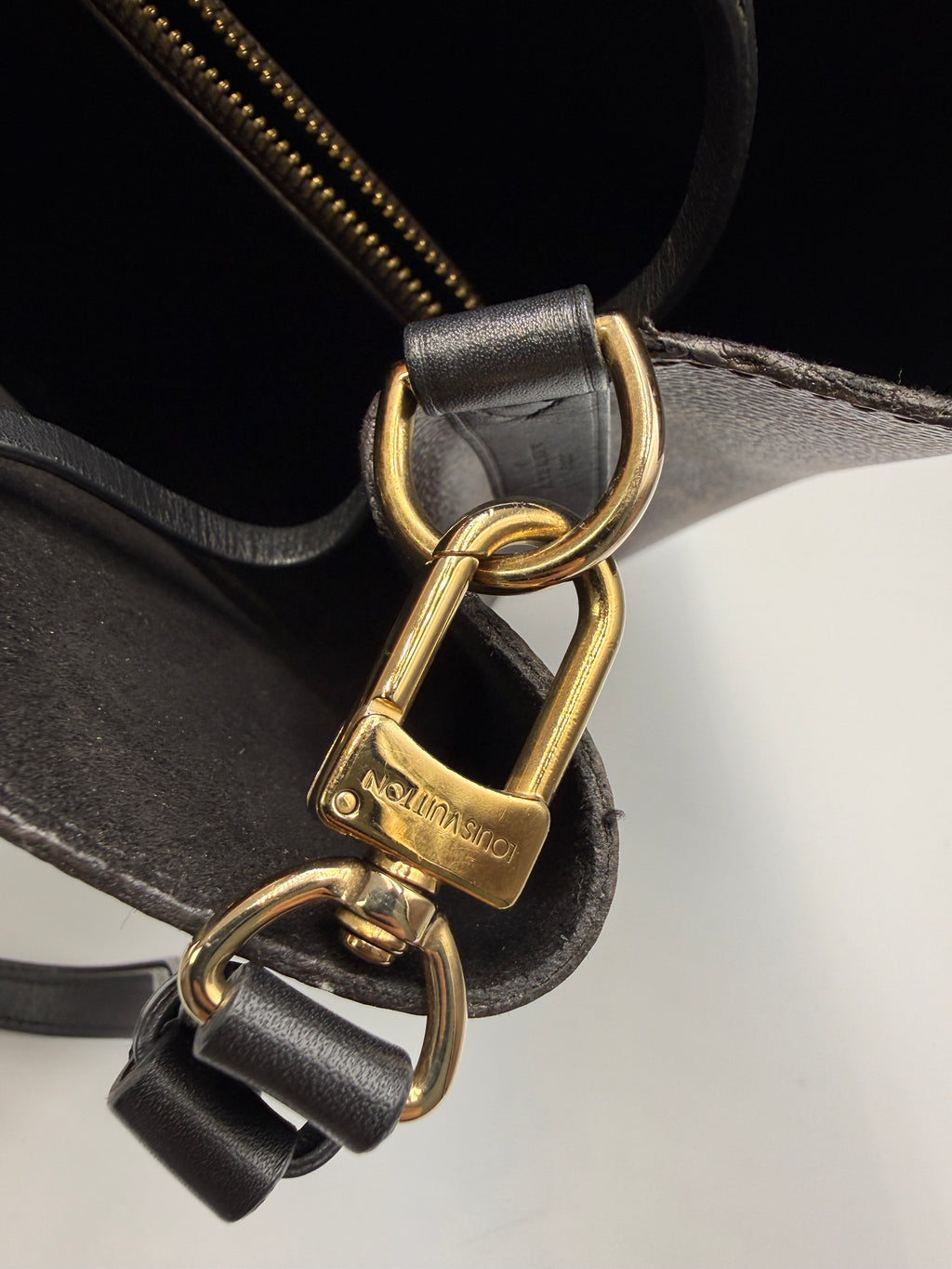 Louis Vuitton NéoNoé MM Monogram Canvas with Coquelicot Black Trim