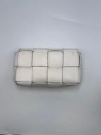 Bottega Veneta Cassette bag in off-white Intrecciato padded leather