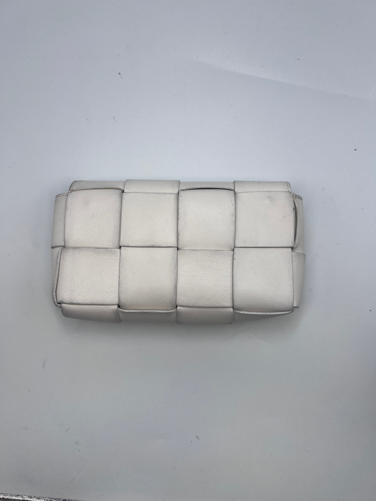 Bottega Veneta Cassette bag in off-white Intrecciato padded leather
