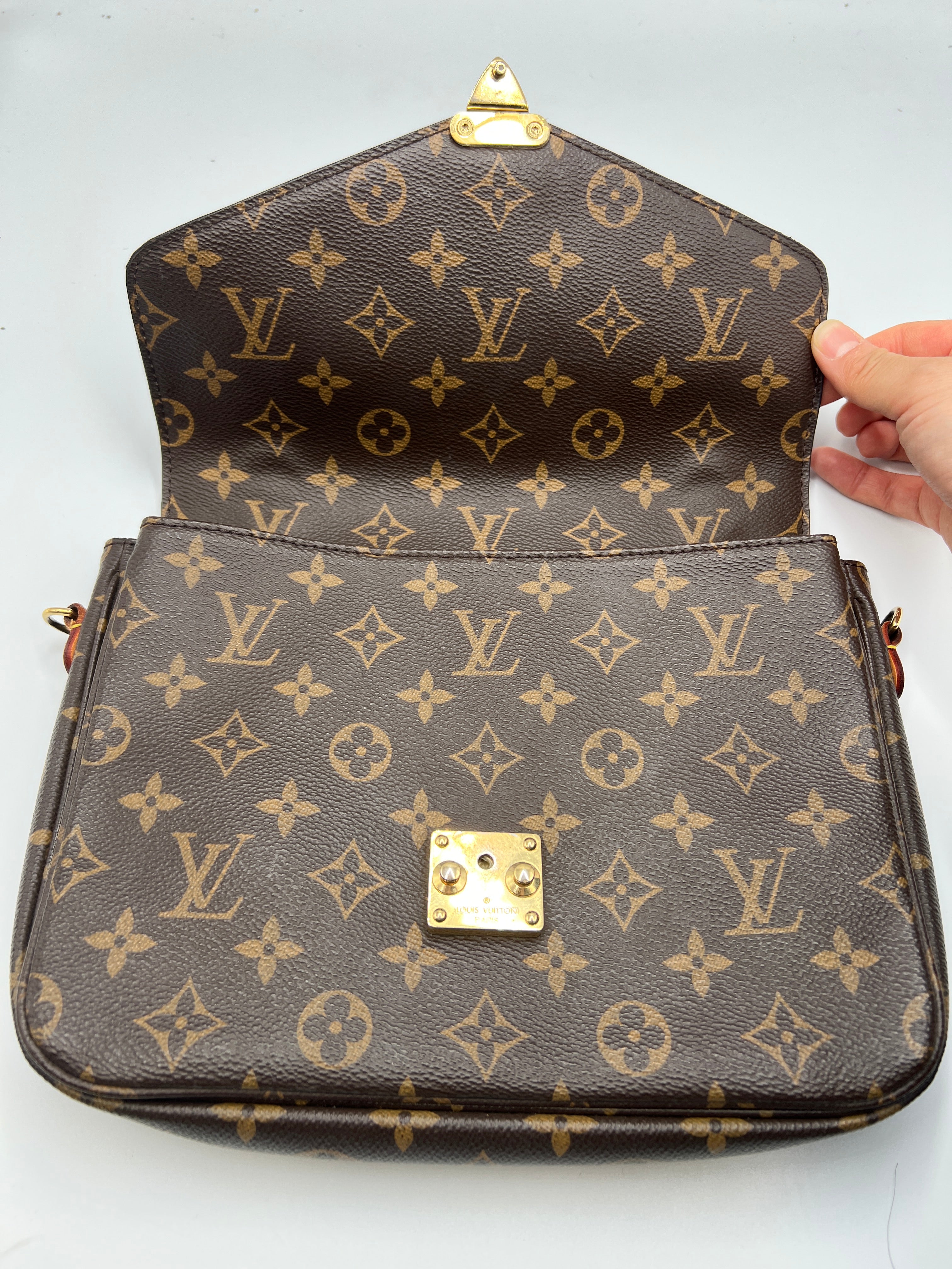 Pre-owned Louis Vuitton Pochette Métis -Monogram Canvas - Luxury Crossbody Bag