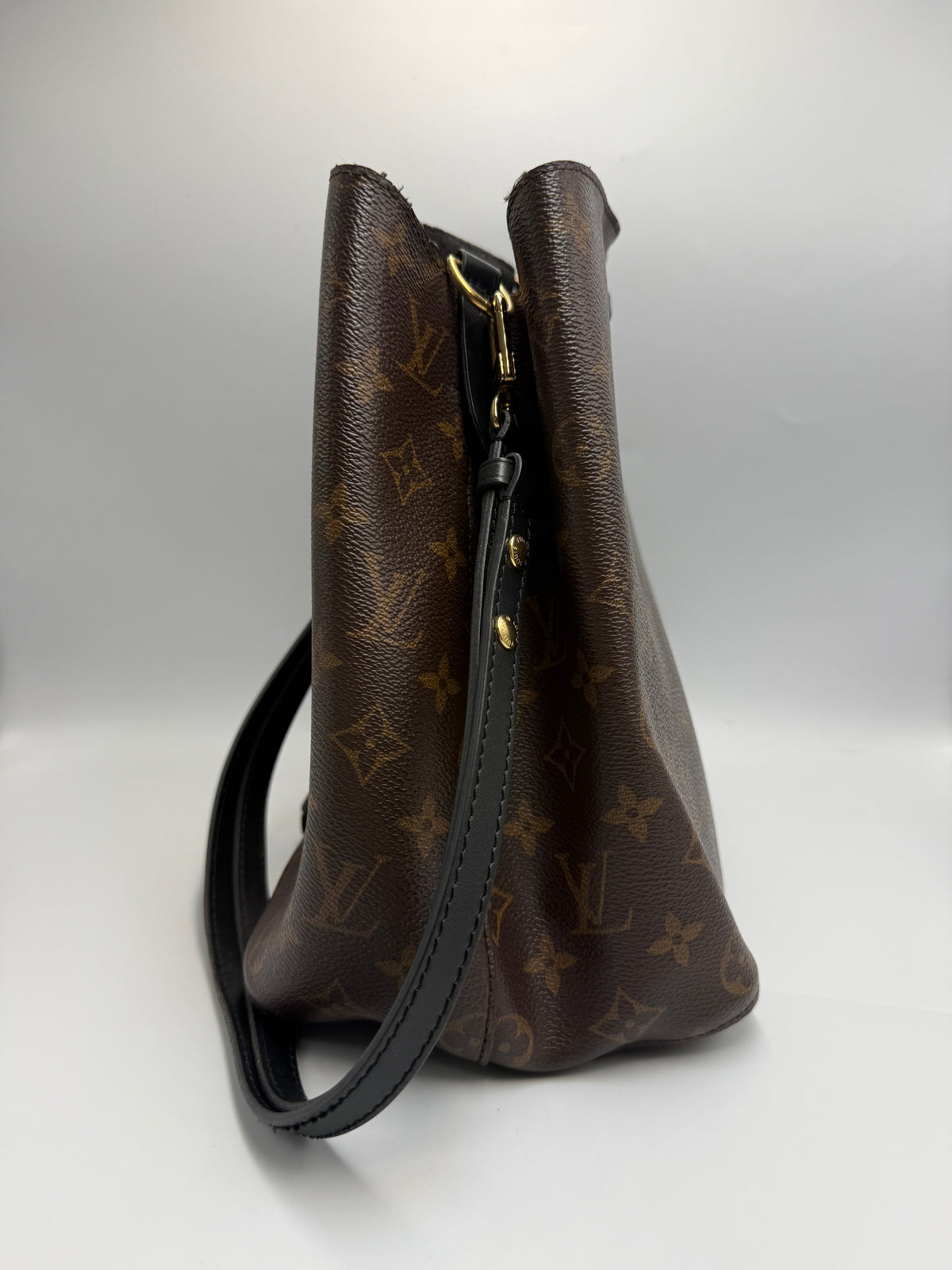 Louis Vuitton NéoNoé MM Monogram Canvas with Coquelicot Black Trim