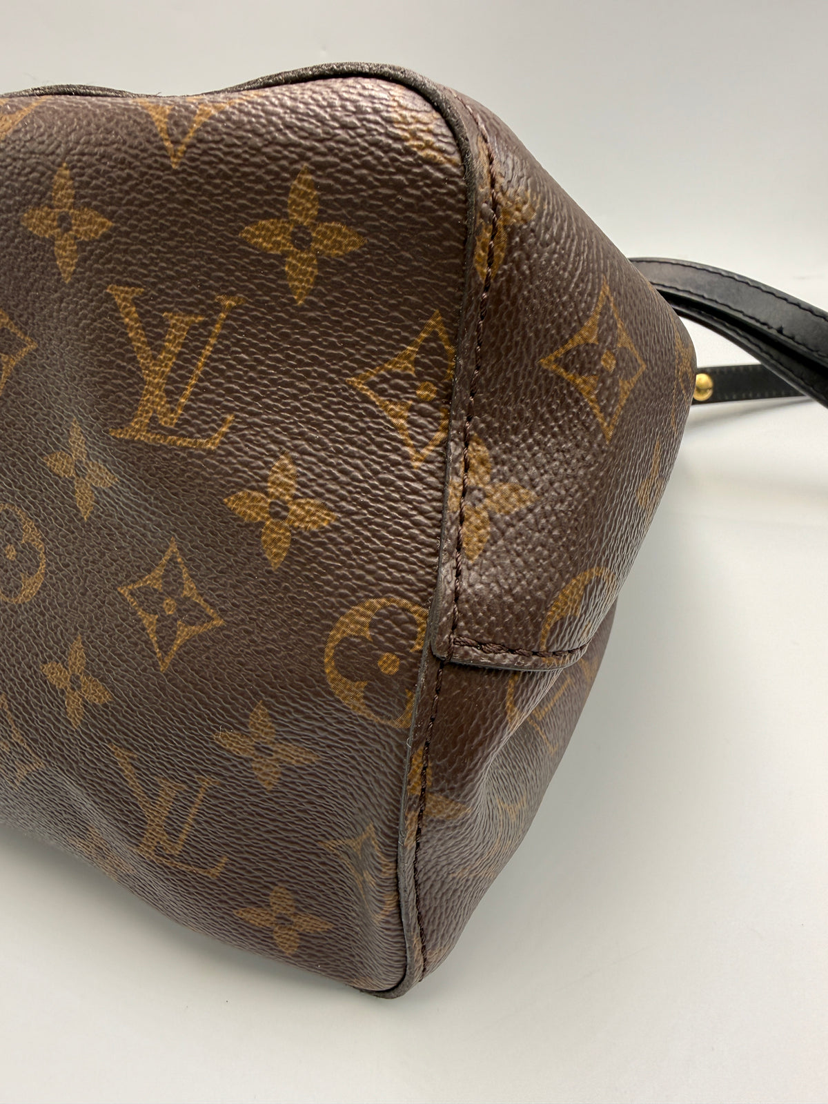 Louis Vuitton NéoNoé MM Monogram Canvas with Coquelicot Black Trim