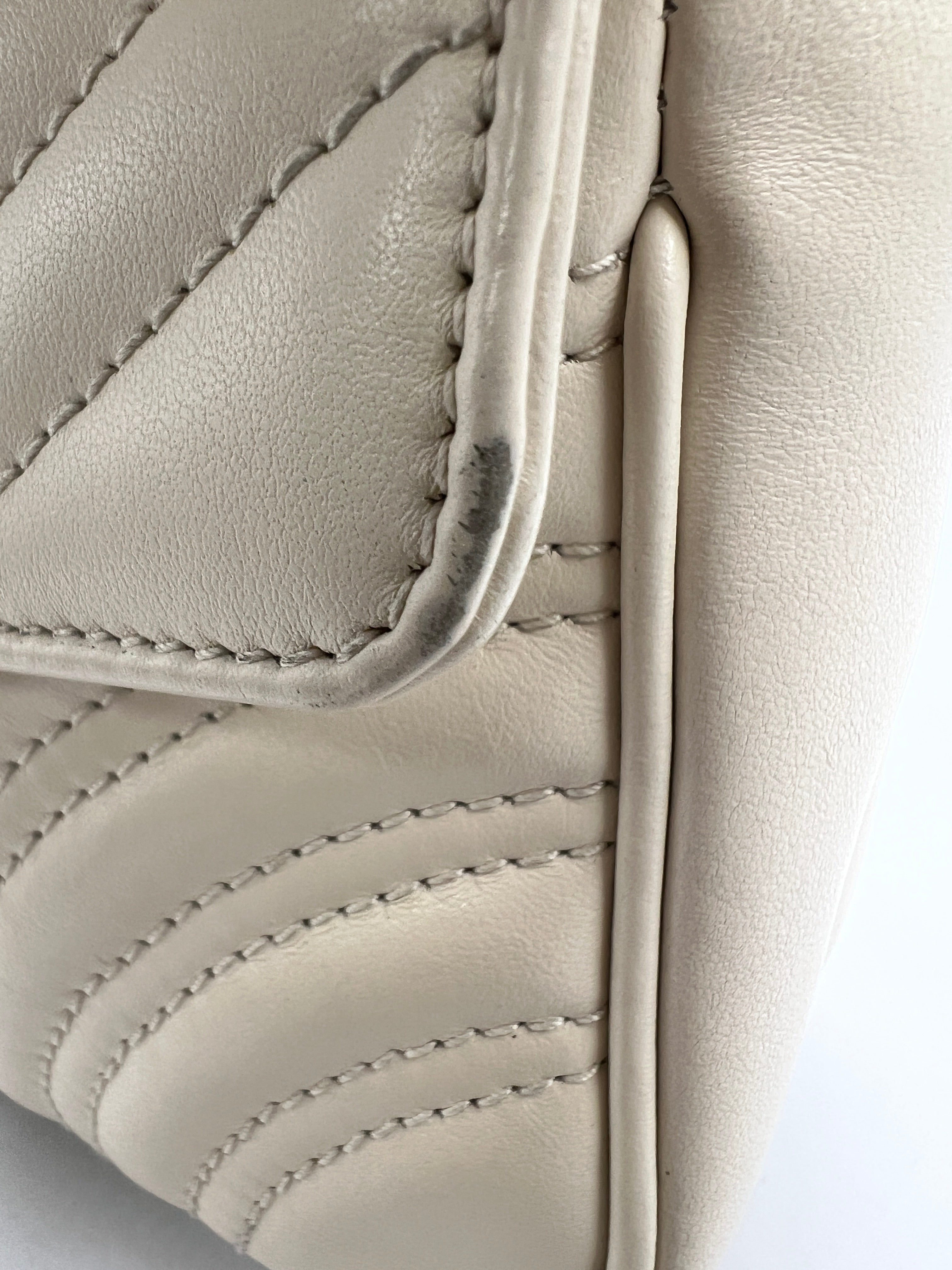 Gucci GG Marmont Matelassé Small Shoulder Bag in White Leather (22cm)