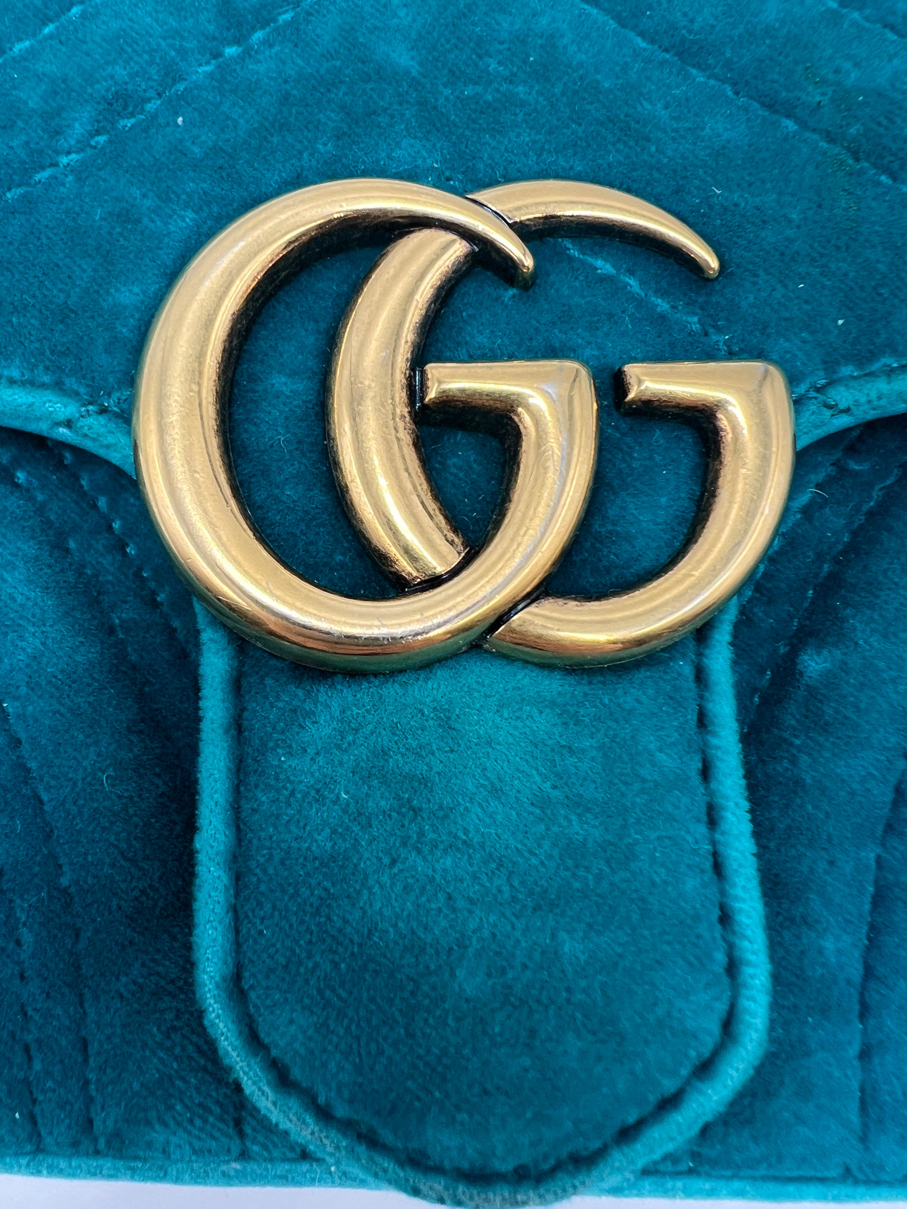 the detail gold gg hardware logo of gucci small marmont in blue velvet in excellent condition 
