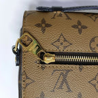 the zipper of louis vuitton metis pochette reverse monogram its clean no scratches no tarnishing