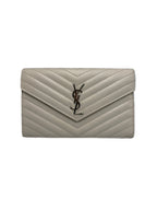 Vista frontale di un portafoglio con catena Saint Laurent Envelope in pelle matelassé grigio chiaro greige con logo YSL dorato